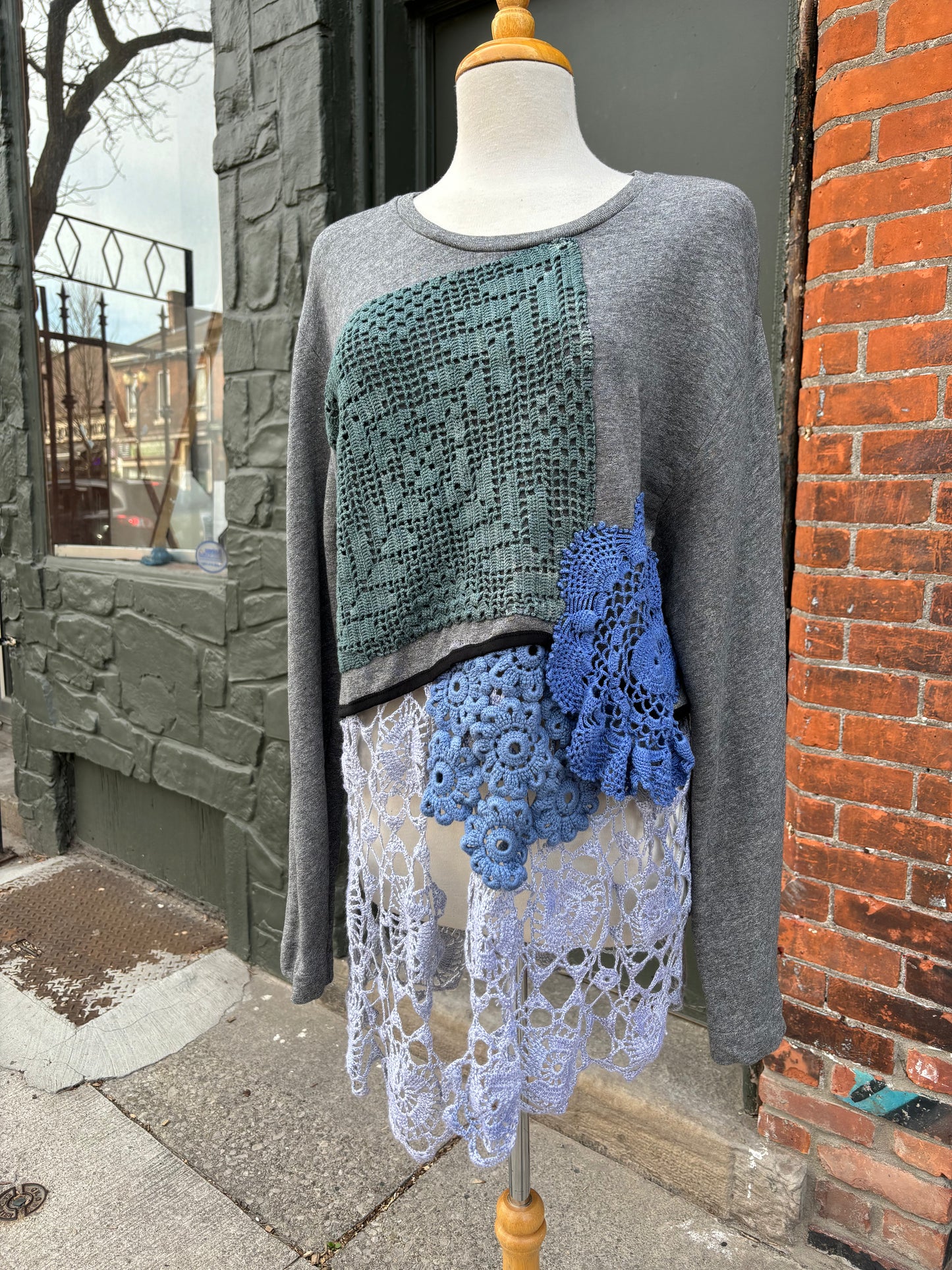 GREY SWEATSHIRT WITH DYED DOILIES - M