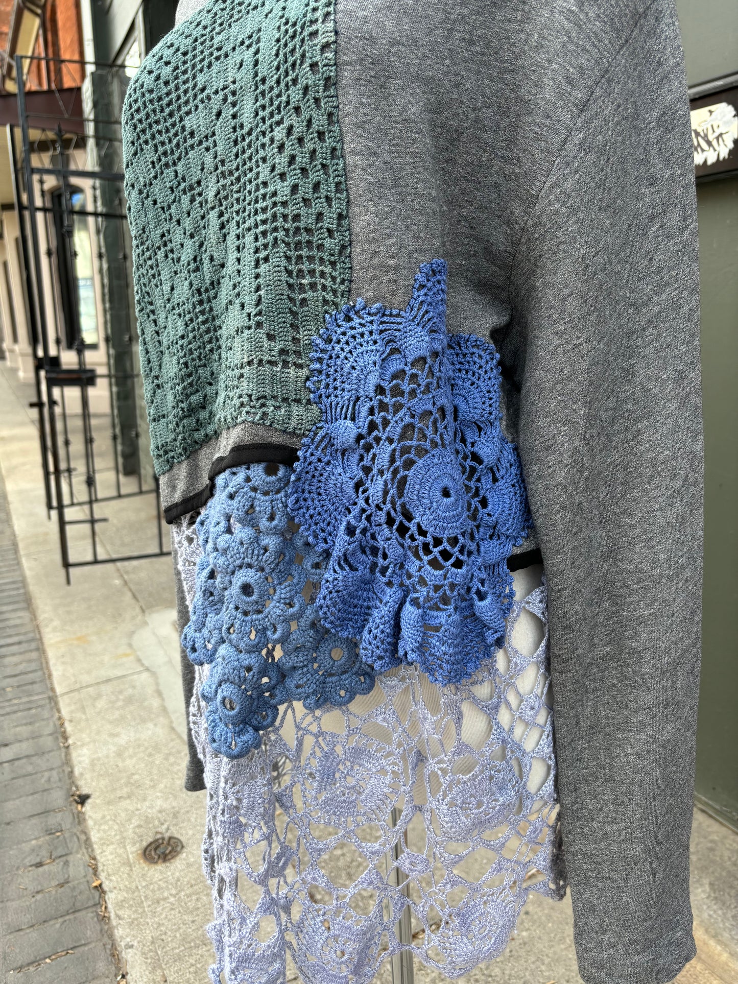GREY SWEATSHIRT WITH DYED DOILIES - M
