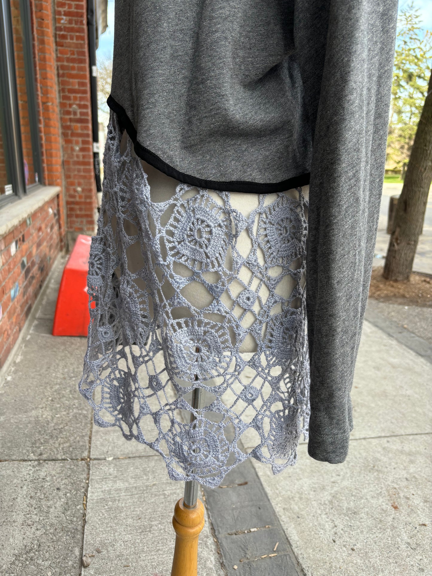 GREY SWEATSHIRT WITH DYED DOILIES - M