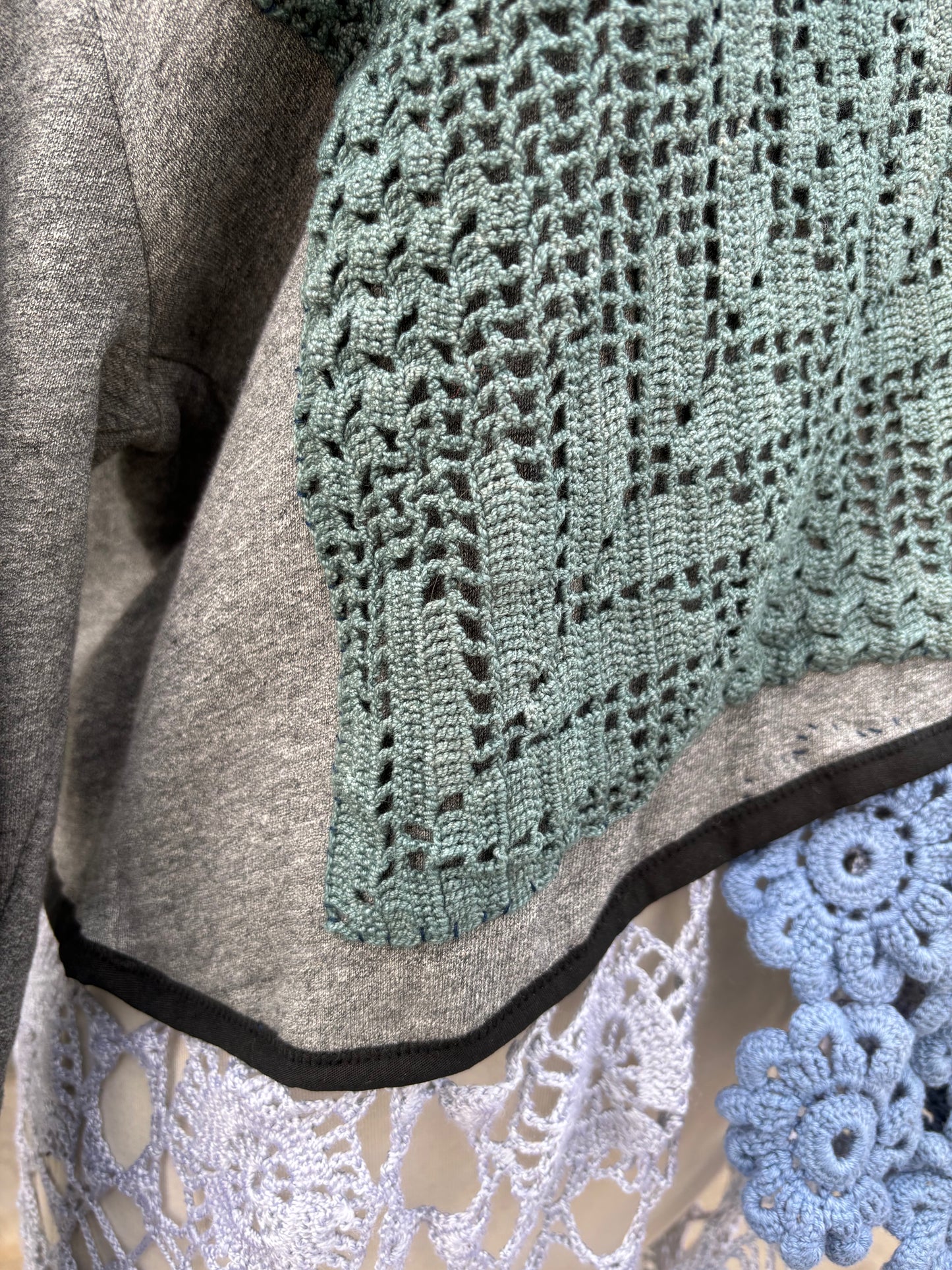 GREY SWEATSHIRT WITH DYED DOILIES - M
