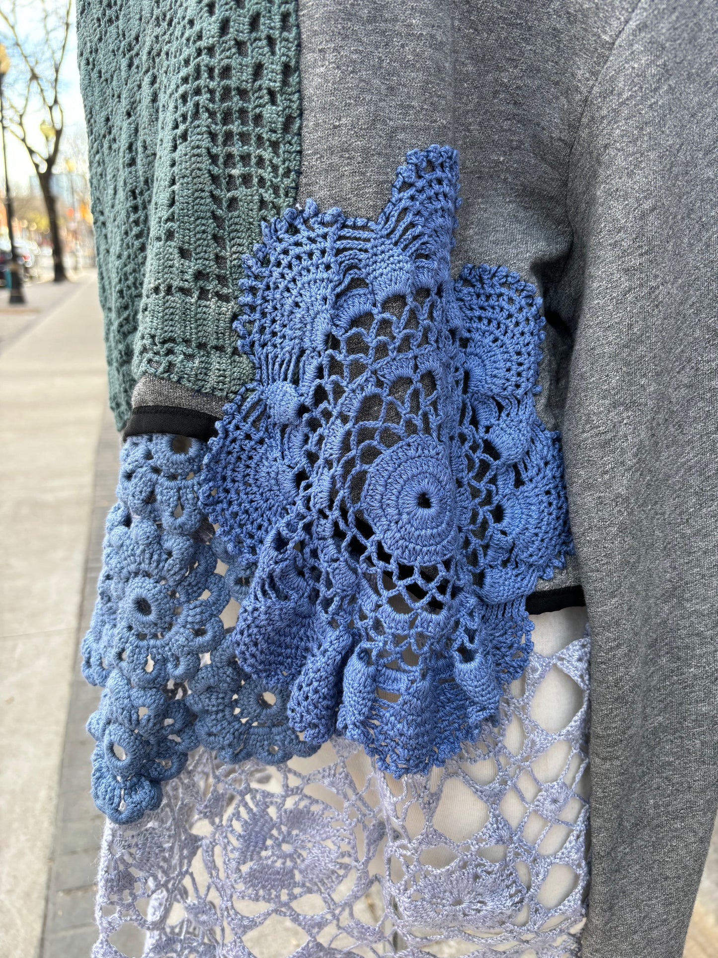 GREY SWEATSHIRT WITH DYED DOILIES - M