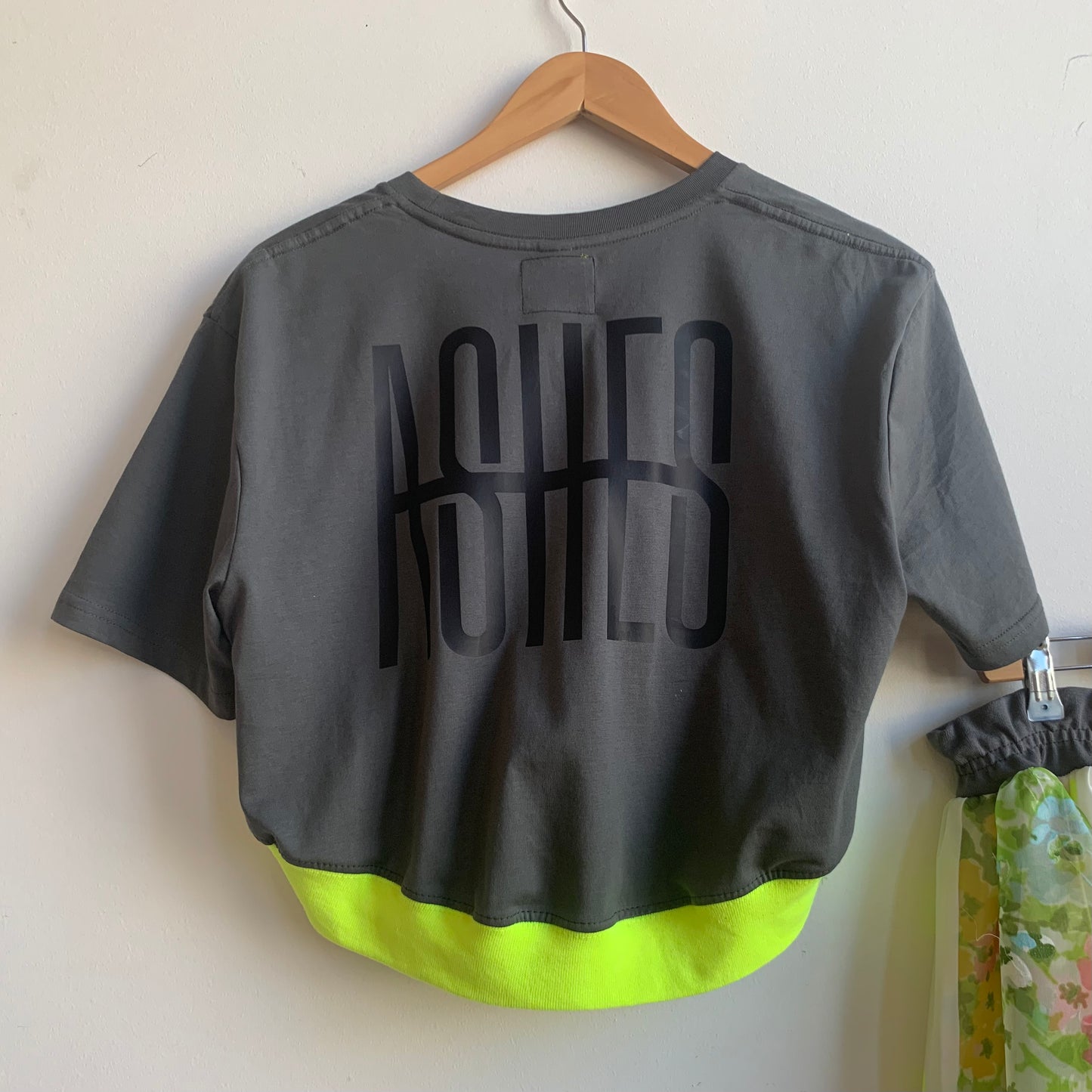 SHAPESHIFT - MEDIUM - CROPPED TSHIRT